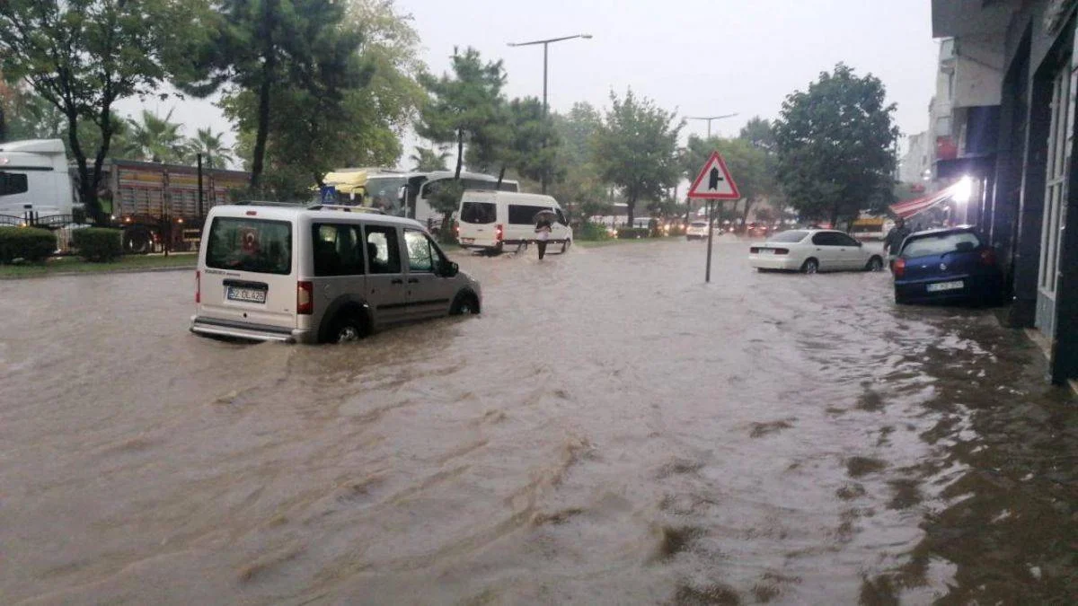 Fatsa'da ev ve iş yerlerini su bastı