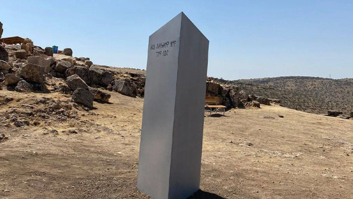 'Gizemli monolit' bu kez tarihi Zerzevan Kalesi'nde ortaya çıktı