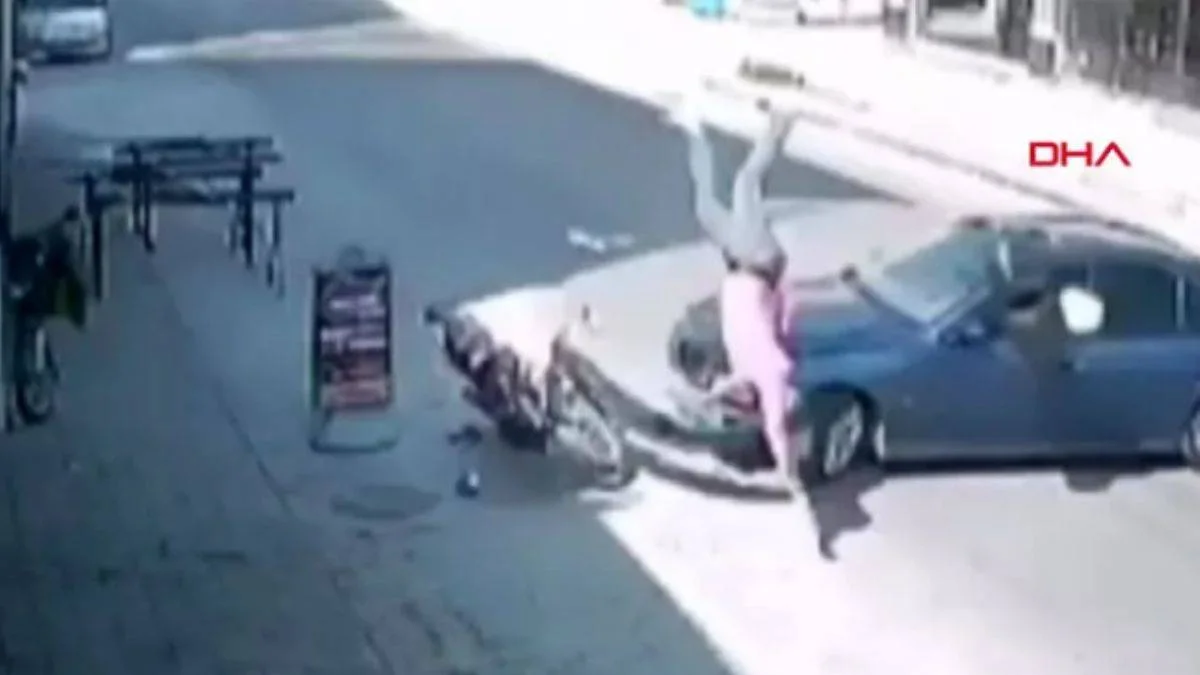 Hatalı dönüş yapan otomobile çarptı, takla atarak yere düştü