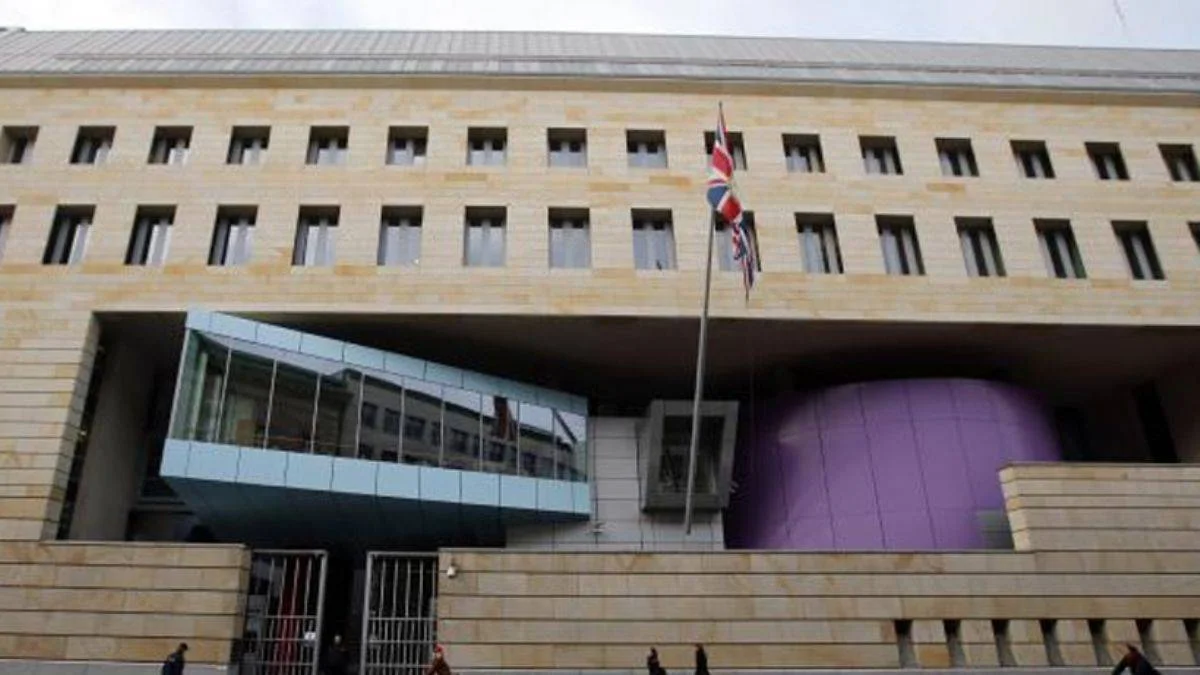 İngiltere'de casusluk skandalı: Berlin Büyükelçiliği çalışanı gözaltına alındı