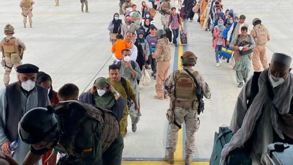 İngiltere: Söz verdiğimiz herkesi Afganistan'dan çıkaramayacağız