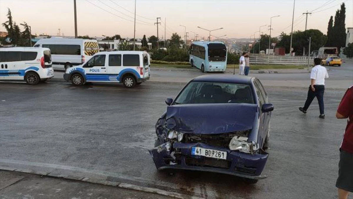Kocaeli'de minibüs ile otomobil çarpıştı: 4 kişi yaralandı