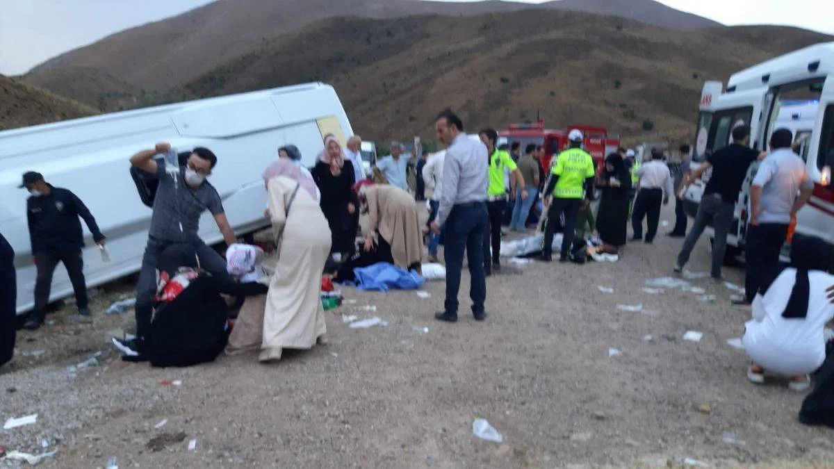 Kuran kursu öğrencilerinin taşındığı midibüs devrildi: 7'si ağır 29 yaralı