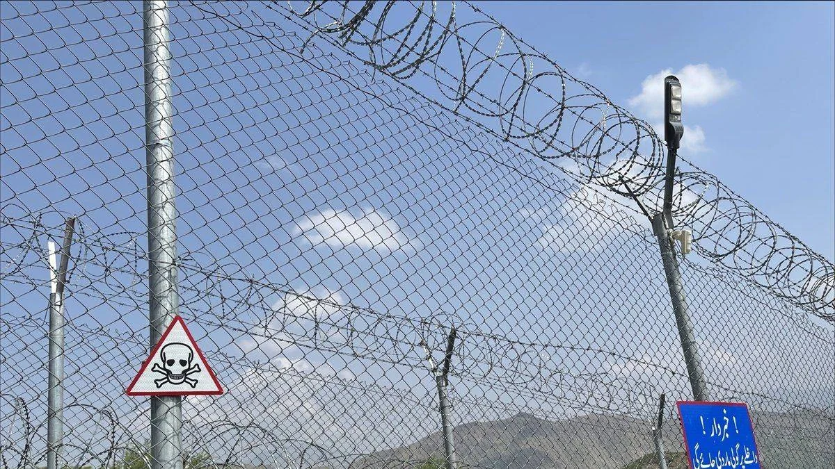 Pakistan, Afganistan sınırına tel örgü çekiyor