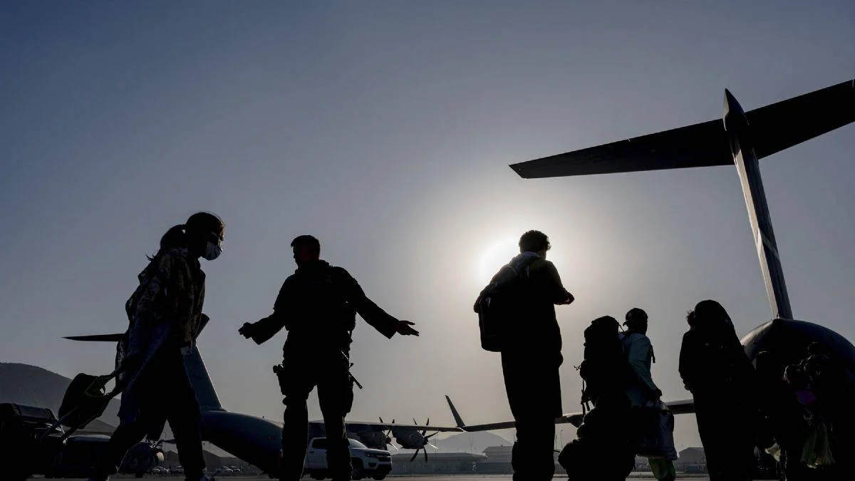 Polonya, Afganistan'dan tahliyeleri durdurdu