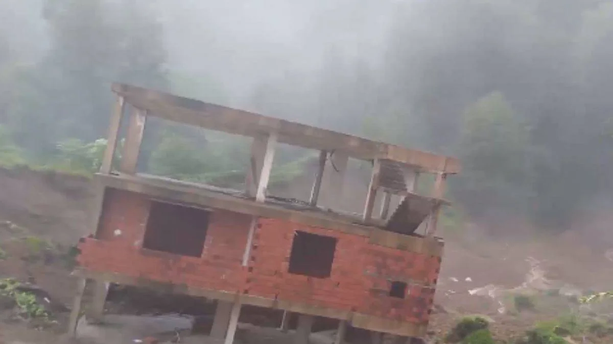 Rize'deki ev inşaatı, heyelanda metrelerce kaydı