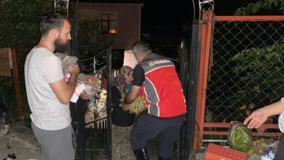 Sadakataşı Karadeniz'e yardım ulaştırmayı sürdürüyor