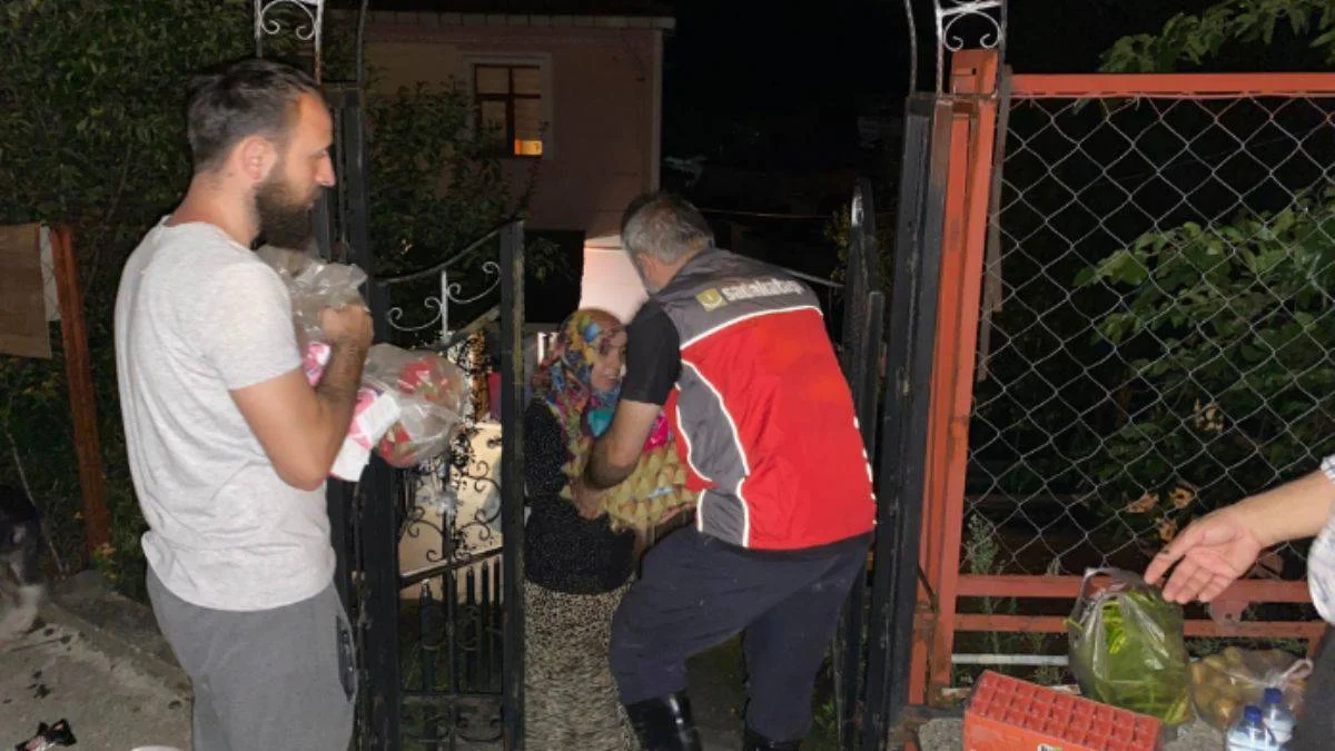 Sadakataşı Karadeniz'e yardım ulaştırmayı sürdürüyor
