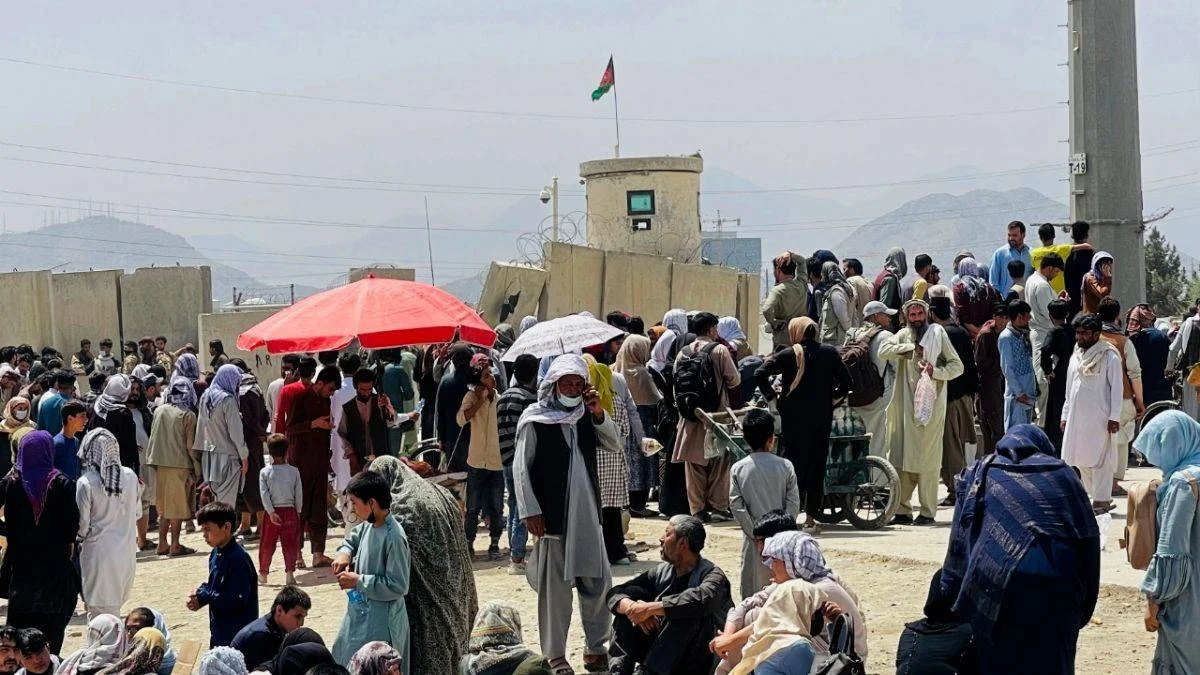 Taliban kapı kapı dolaşıp, Afganlara işe dönmelerini söylüyor