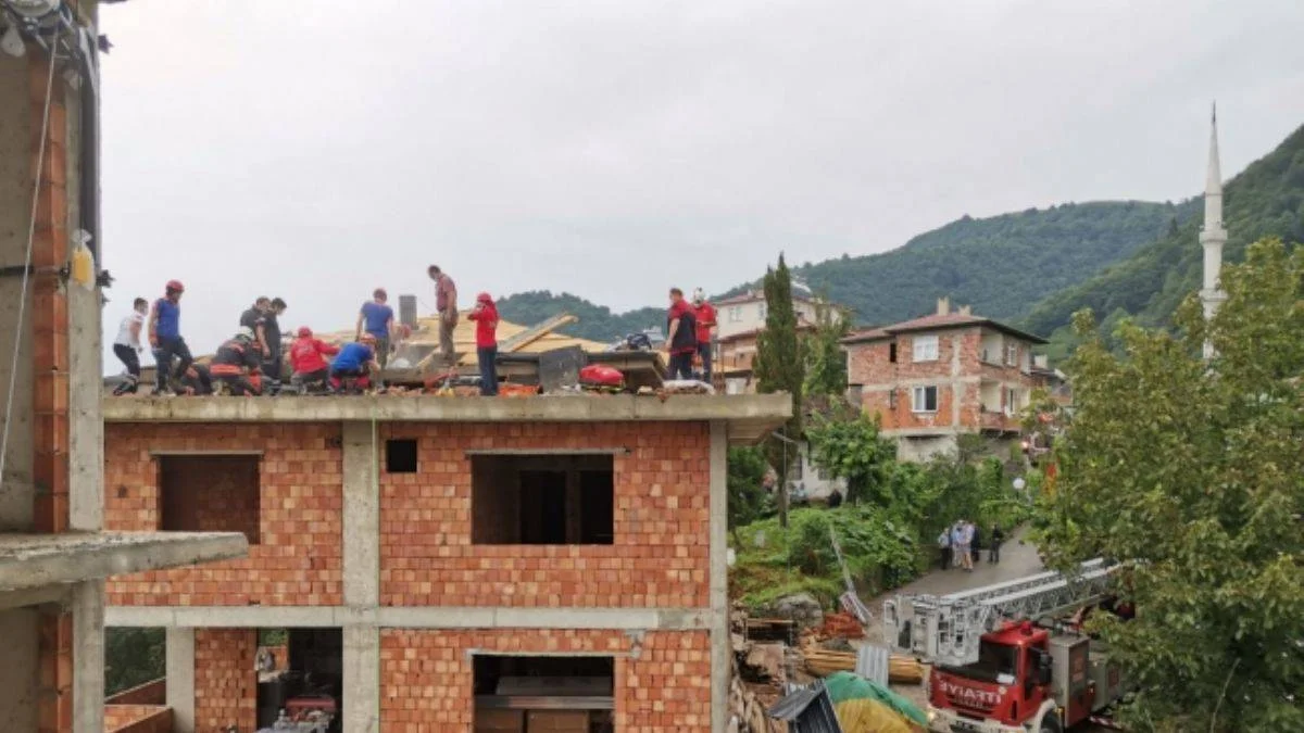 Trabzon'da yıldırım inşaatın çatısını yıktı: 1 kişi öldü, 1 kişi yaralandı