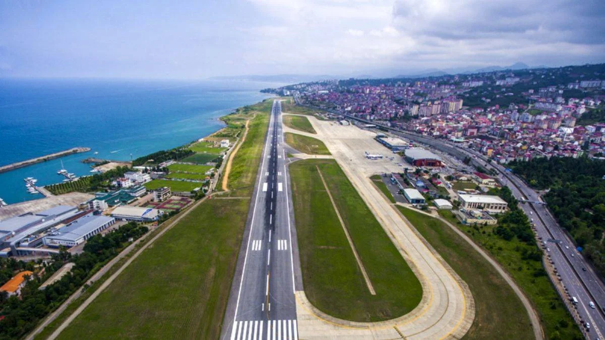 Trabzon Havalimanı'nda pist çatladı, uçuşlar iptal