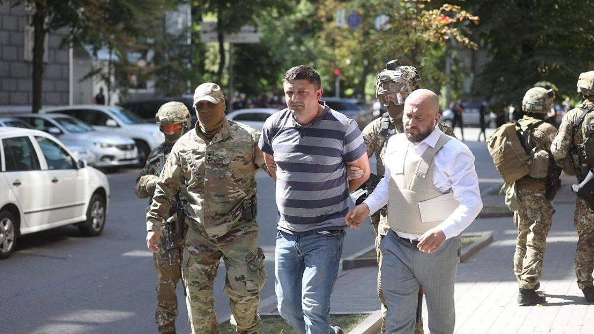 Ukrayna'da el bombasıyla hükümet binasına giren kişi yakalandı