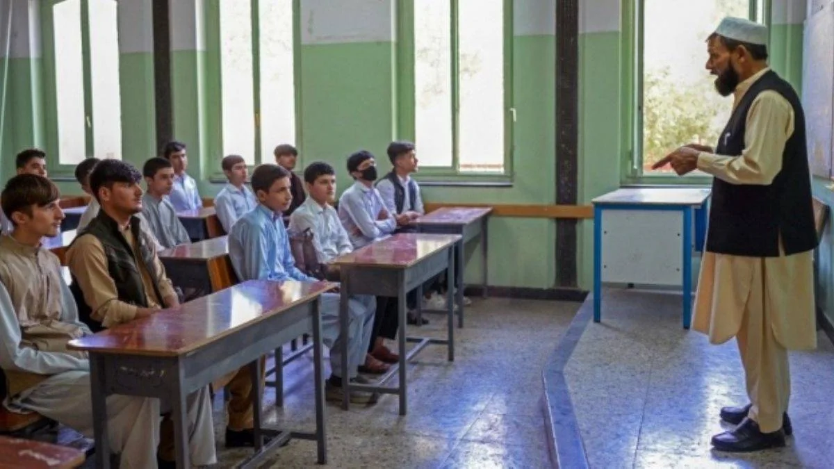 Afganistan'da liseler açılıyor ancak kız öğrencilerin okula dönmesine izin yok