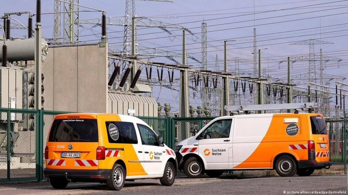 Almanya'da 300 bin ev ve fabrikalar elektriksiz kaldı!