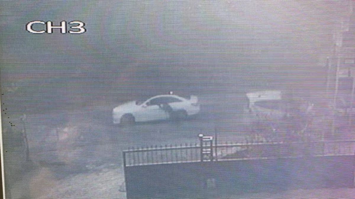 Başakşehir'de polis kaçan otomobilde asılı kaldı