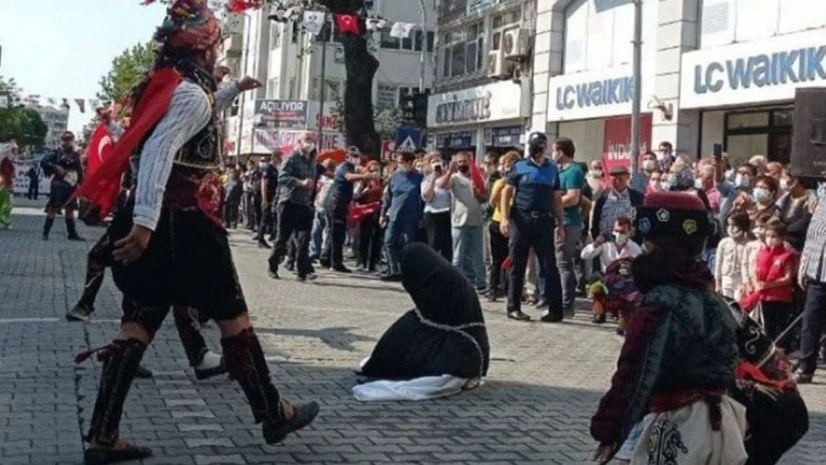 CHP'li belediyeye tepkiler sürüyor: "Zincir çarşafta değil, sizin beyninizde!.."