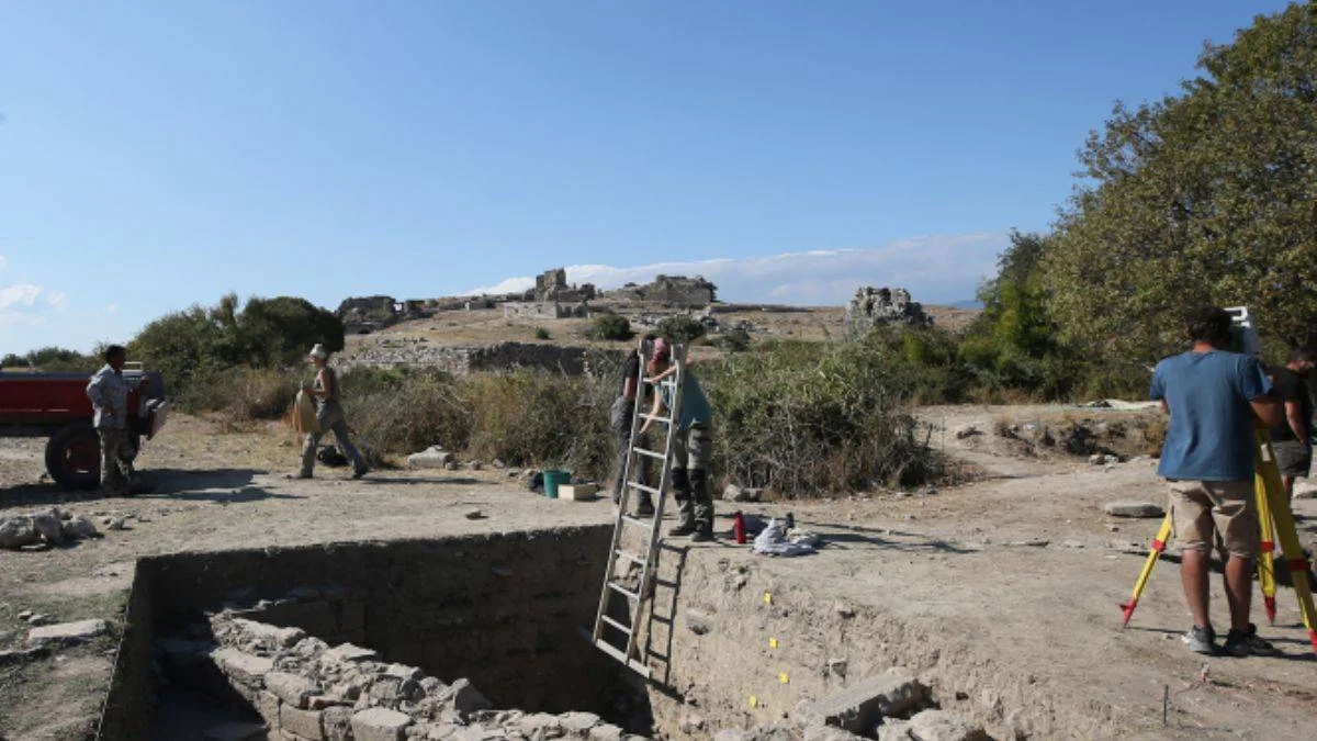 Didim'deki antik kent Miletos'ta 2 bin 400 yıllık iki eve ulaşıldı