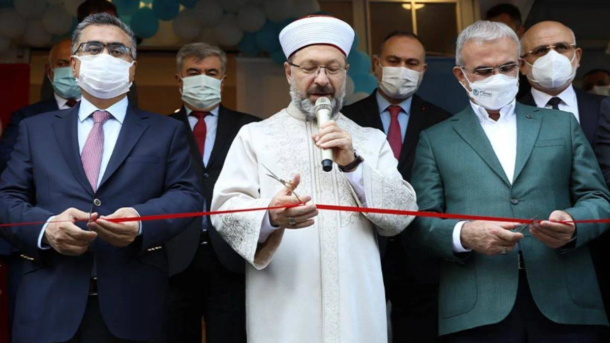 Erbaş: Medeniyetimizin temeli okumaya, öğrenmeye ve yazmaya dayanıyor