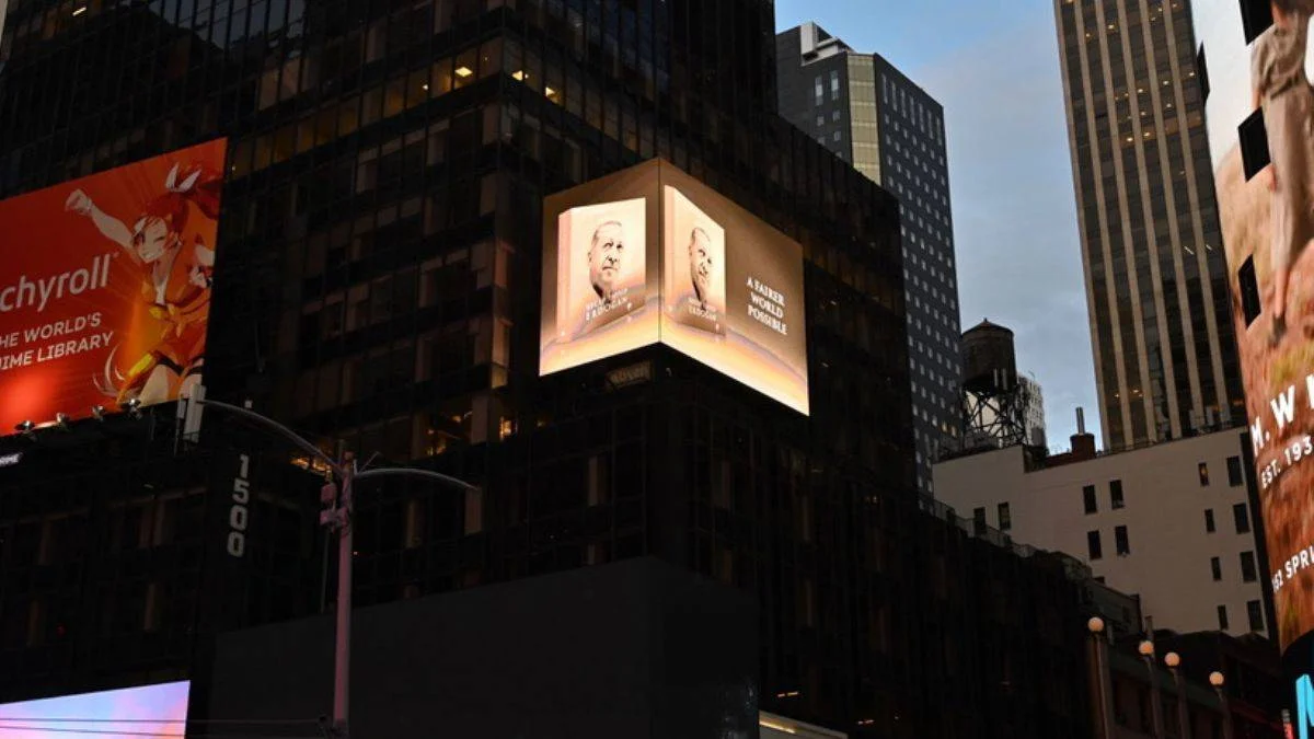 Erdoğan'ın kitabı New York'taki led ekranlarda tanıtıldı