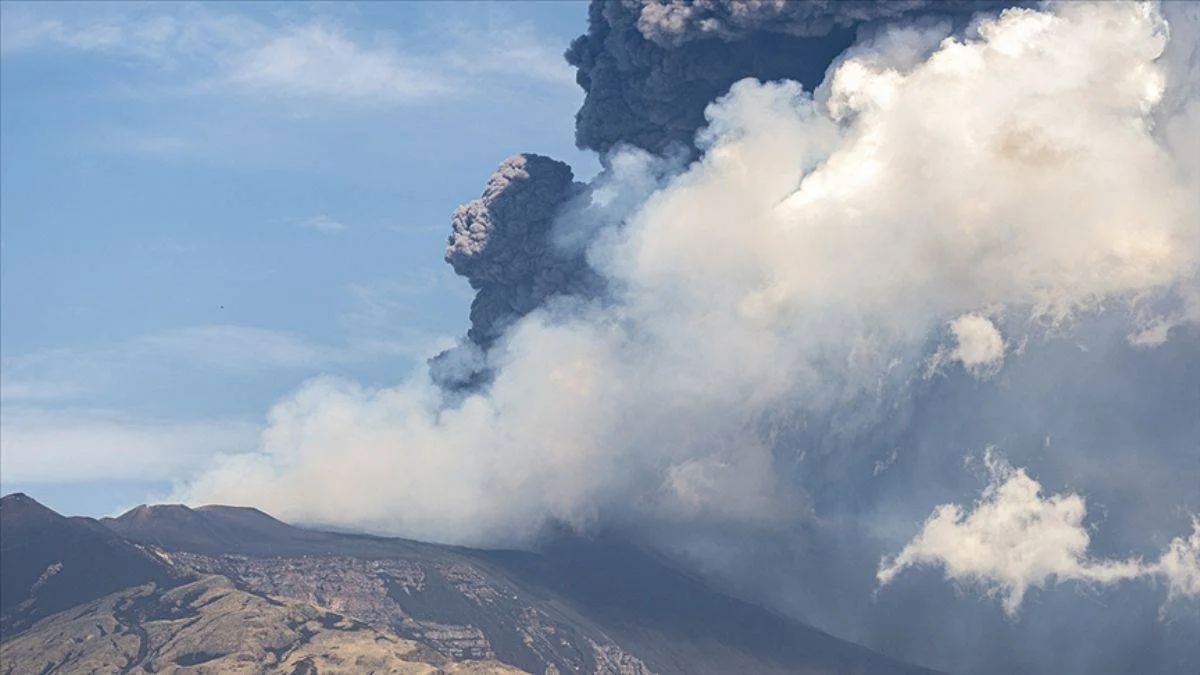 Etna Yanardağı yeniden kül ve lav püskürttü