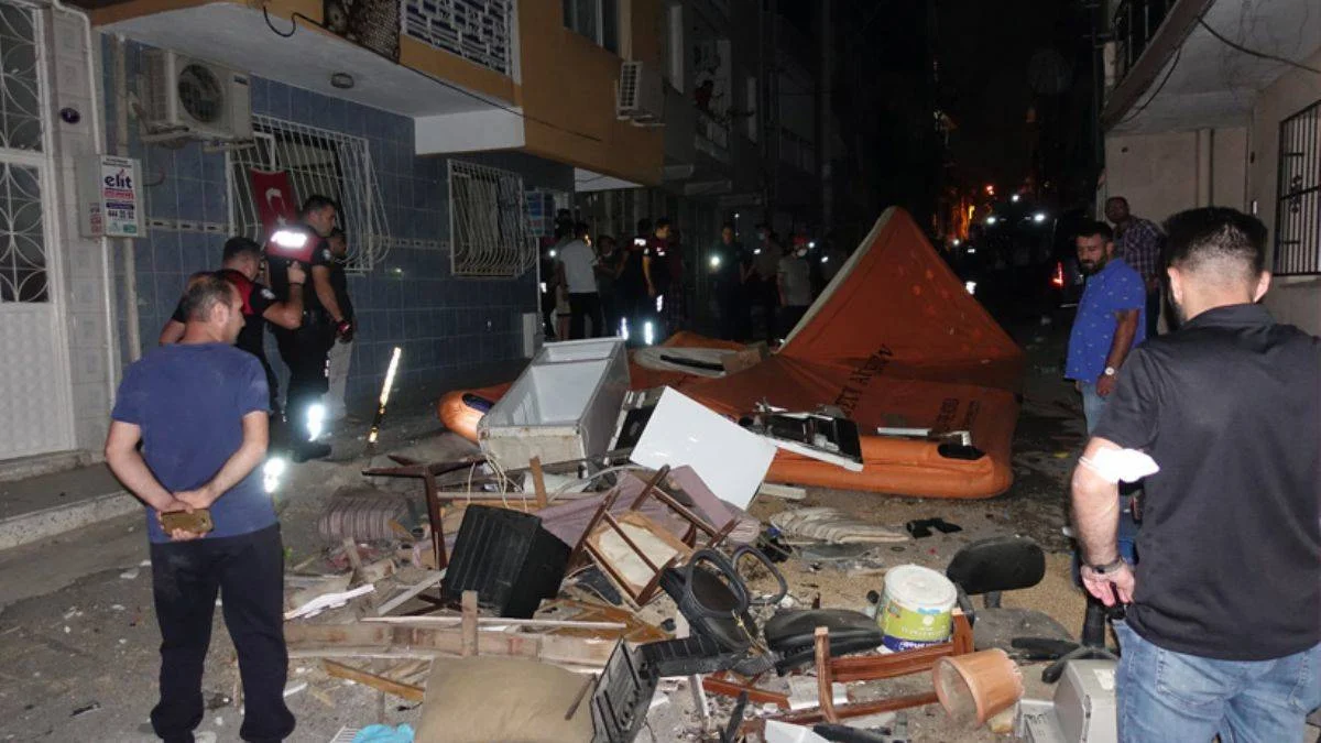 Ev sahibi ile tartışan kiracı, eşyaları sokağa attı