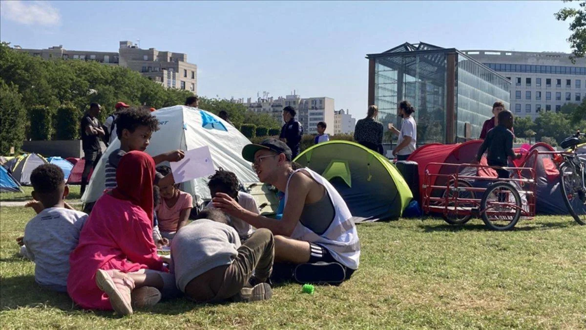 Fransa'da Paris Valiliği önünde çadır kuran evsizler bekleyişlerinin 4'üncü gününde tahliye edildi