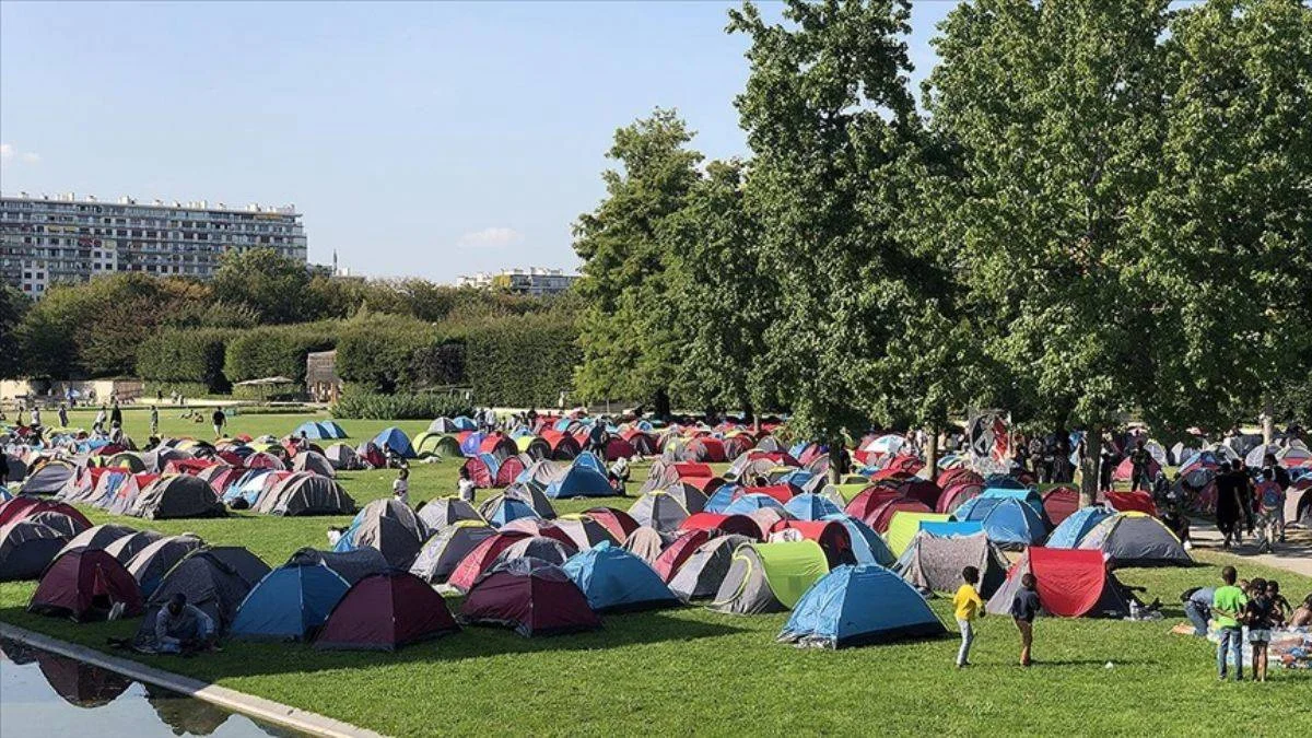 Göçmenlerin Paris Valiliği önündeki bekleyişi sürüyor
