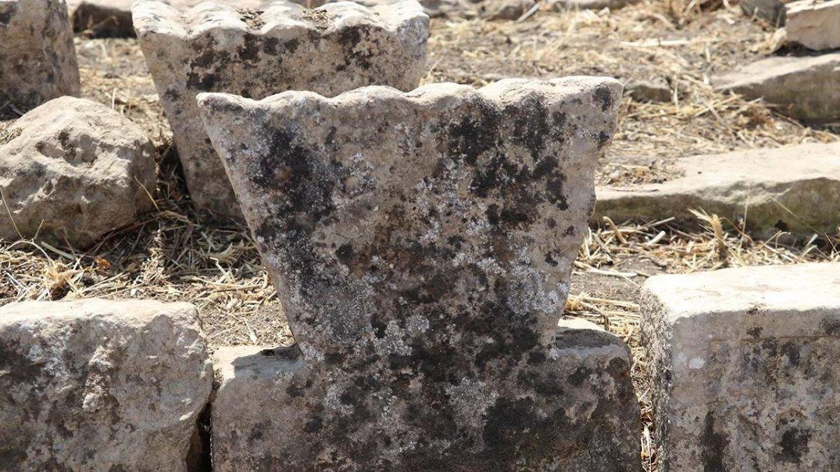 Hasankeyf'in dikkat çeken ters üçgen mezar taşları