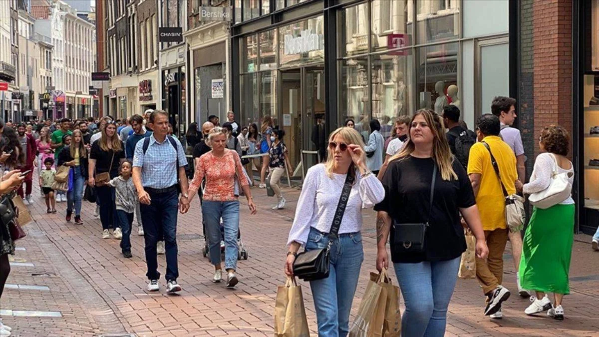 Hollanda'da bazı kısıtlamalar kalkıyor, 'korona kartı' geliyor