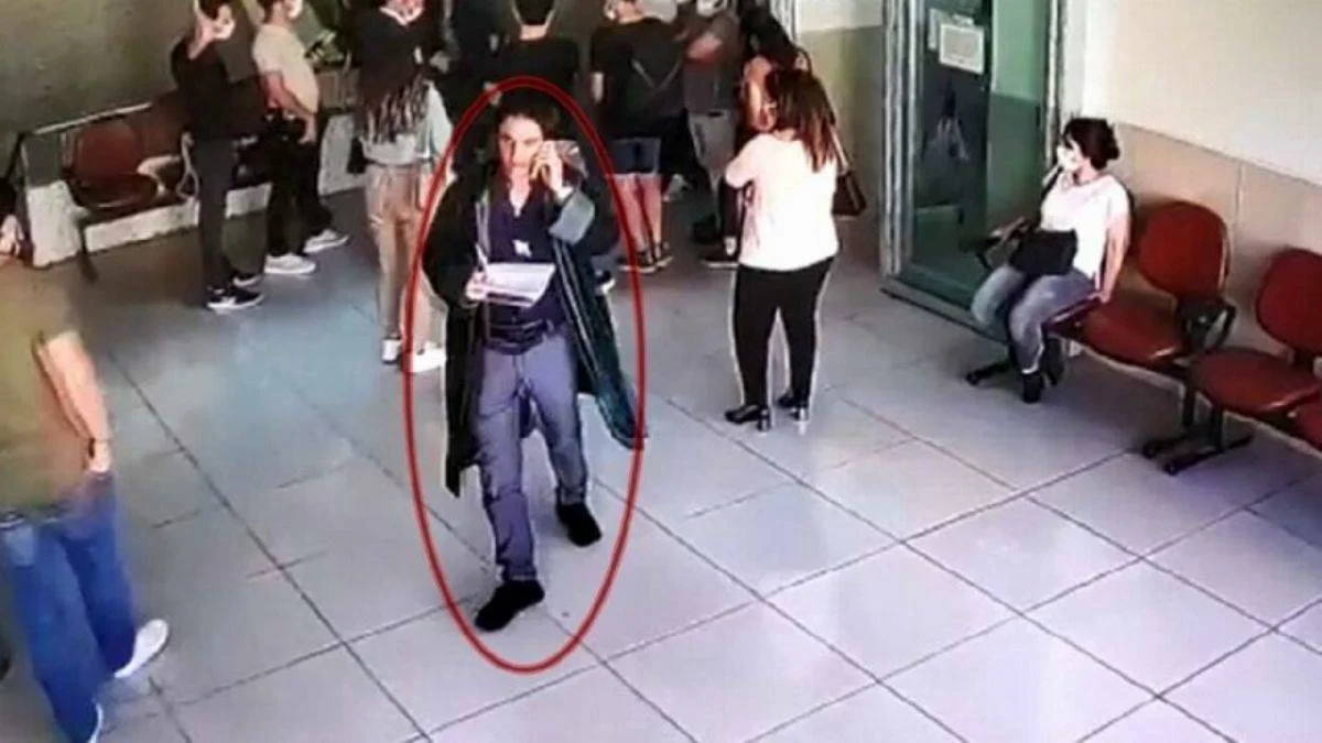 İnşaat işçisi avukat cübbesiyle duruşmaya katılırken yakalandı