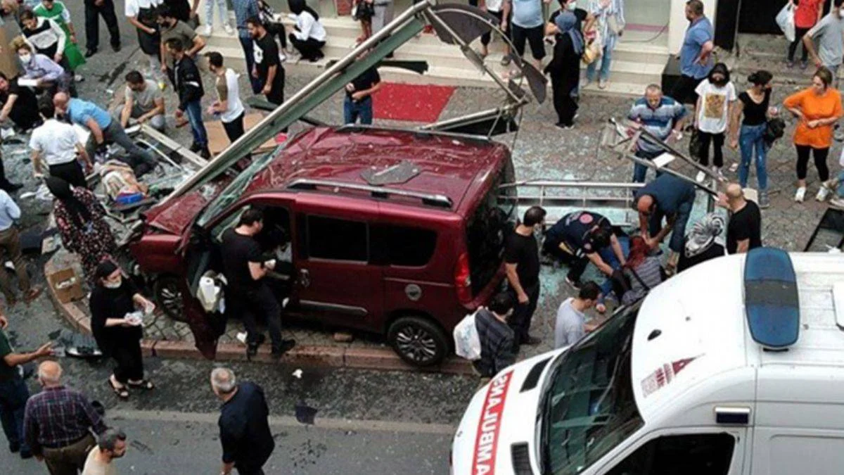 İstanbul'da hafif ticari araç durağa daldı: 1 ölü, 7 yaralı
