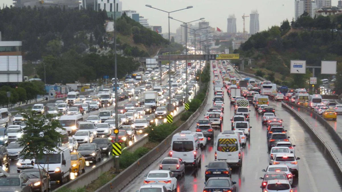 İstanbul'da yağmur yağdı; trafik yoğunluğu yüzde 71'e ulaştı