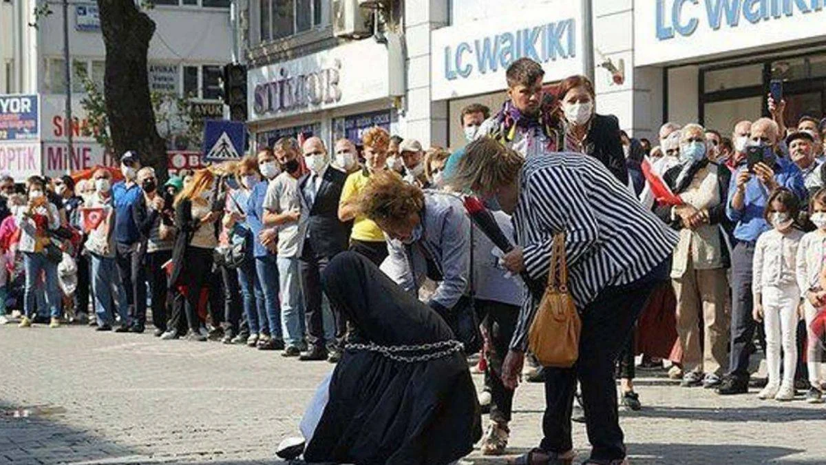 'İstiklâlimizin sembolü çarşafa saldıran zihin, prangalı, köle ruhlu, ilkel bir zihindir!'
