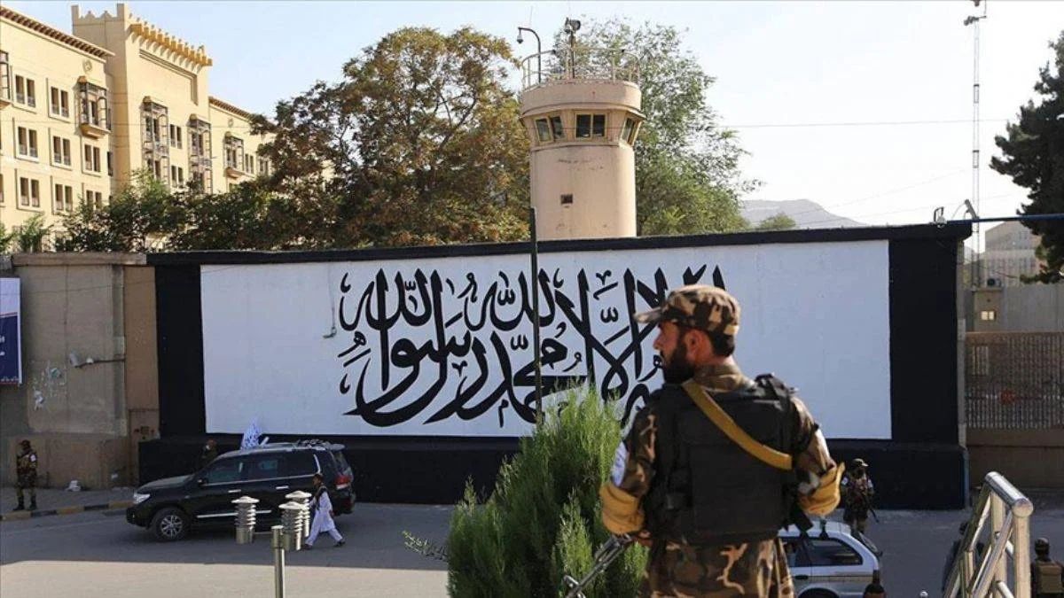 Kabil'de ABD büyükelçiliğinin duvarına Taliban bayrağı çizildi
