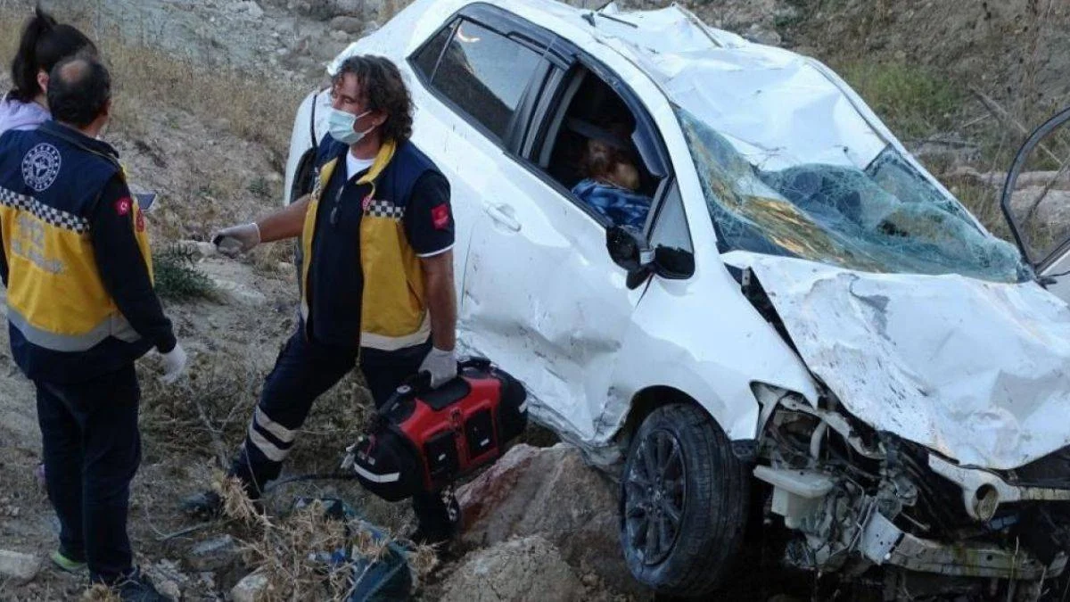 Kütahya'da şarampole devrilen otomobildeki 1 kişi öldü, 1 kişi yaralandı