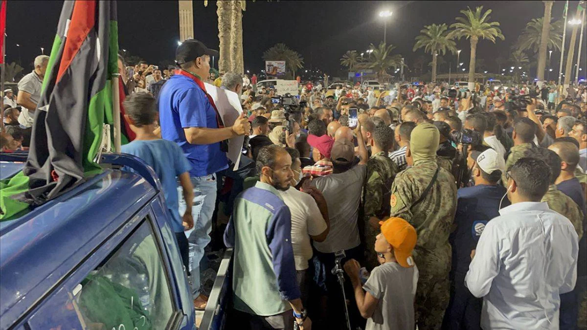 Libya'da meydana dökülen halka Başbakan Dibeybe hitap etti