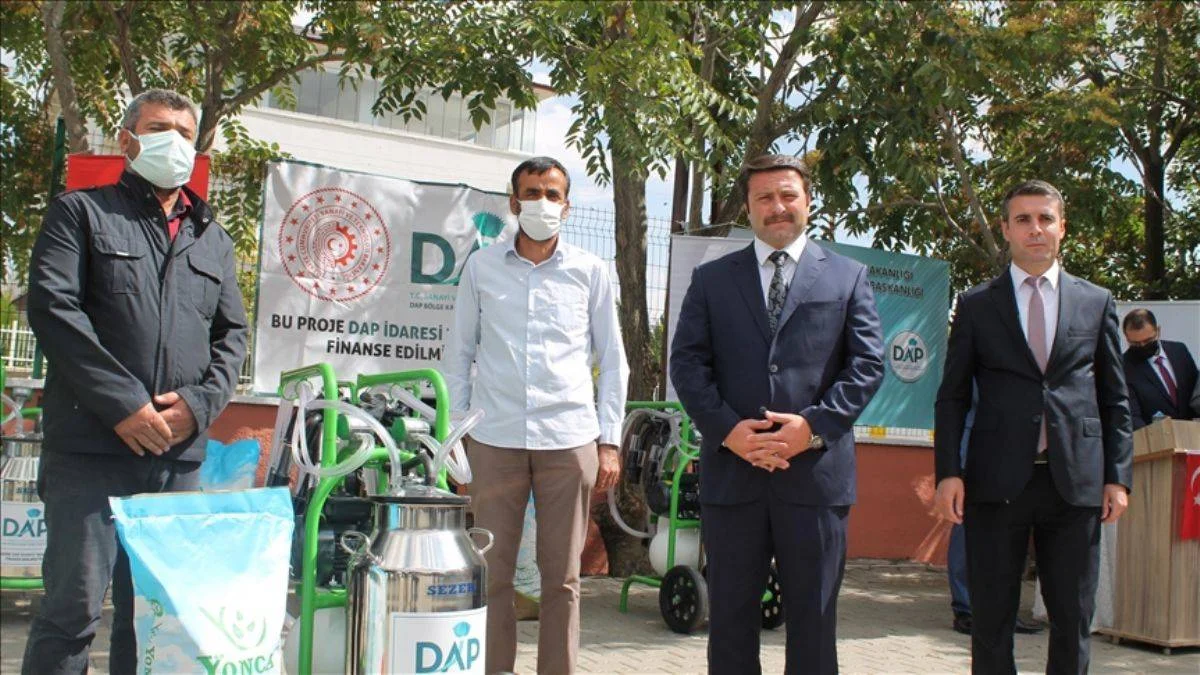 Muşlu çiftçilere süt sağım makinesi ve yonca tohumu dağıtıldı