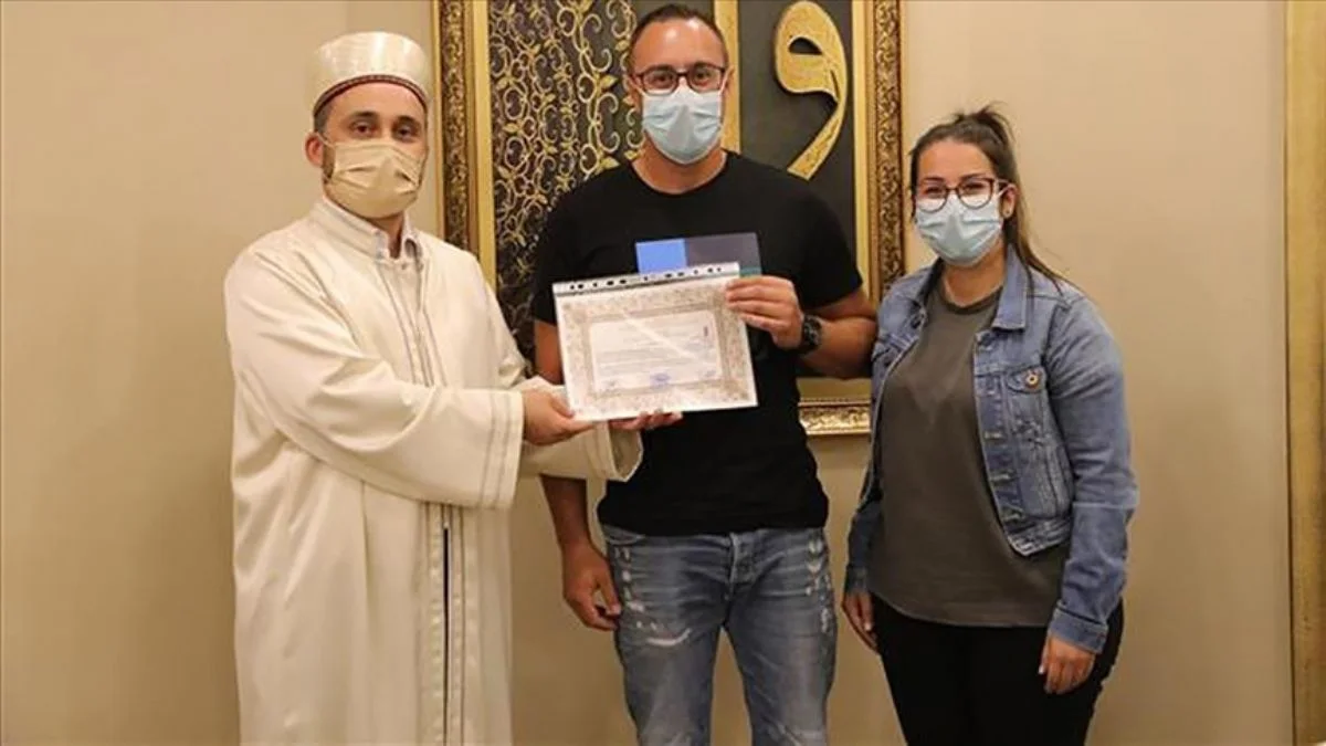 Müslüman arkadaşlarından etkilendi, İslamiyet'i seçti