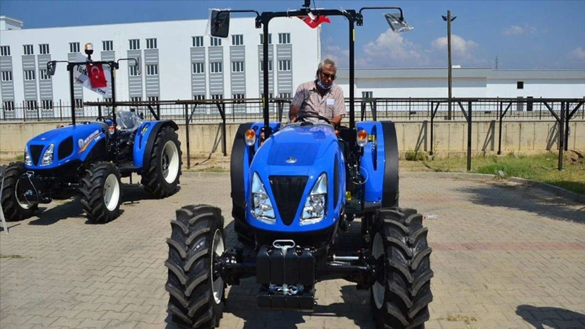 Orman yangınından zarar gören çiftçiler, yeni traktörlerine kavuştu