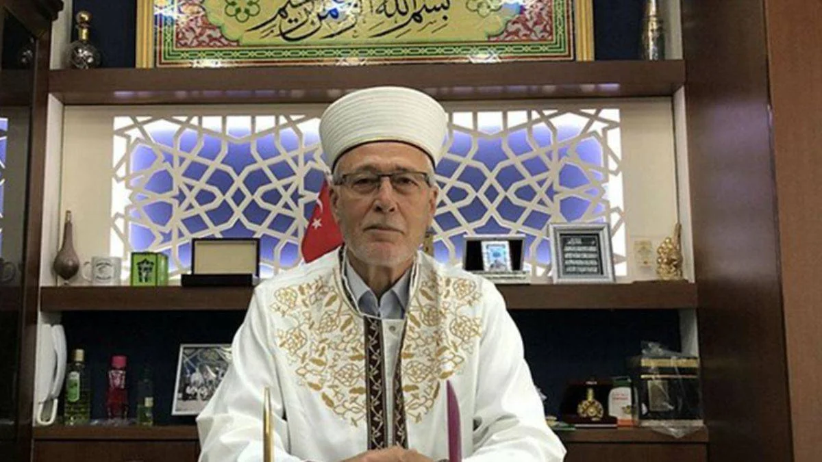 'Papaz, haham dini kıyafetleriyle gezerken ben cübbemle gezemiyorum'