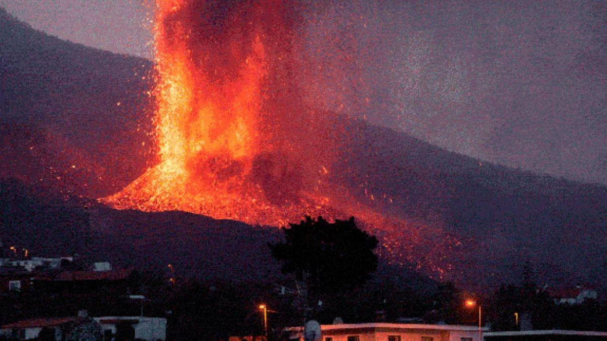 Patlamalar şiddetlendi, uçuşlar durduruldu