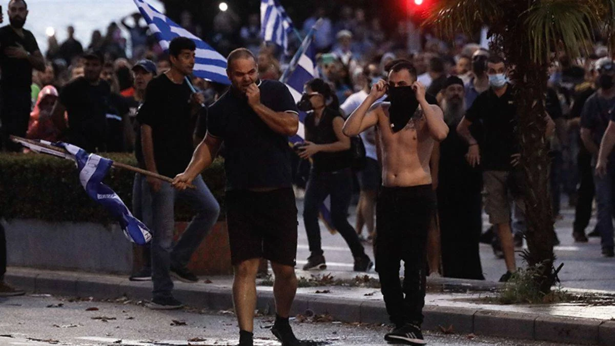 Selanik'te protestocular polisle çatıştı