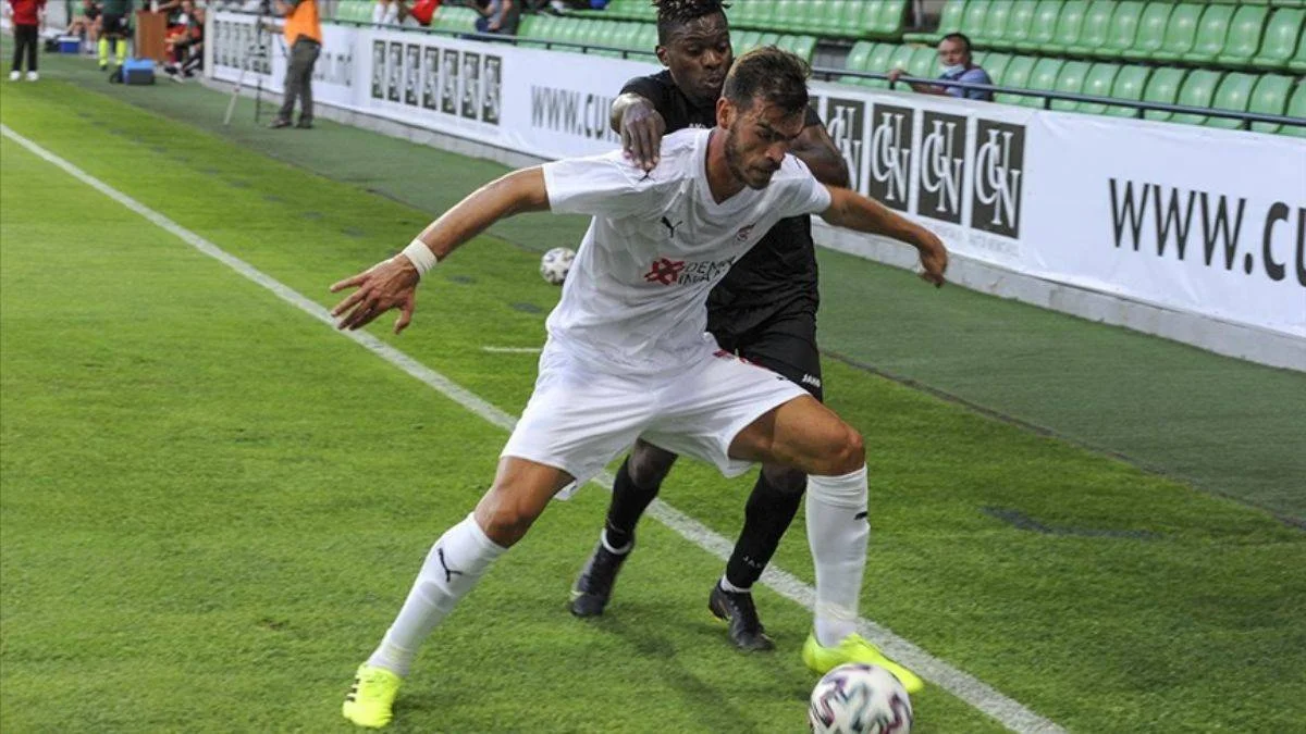 Sivasspor defans oyuncusu Goutas forvetleri geride bıraktı