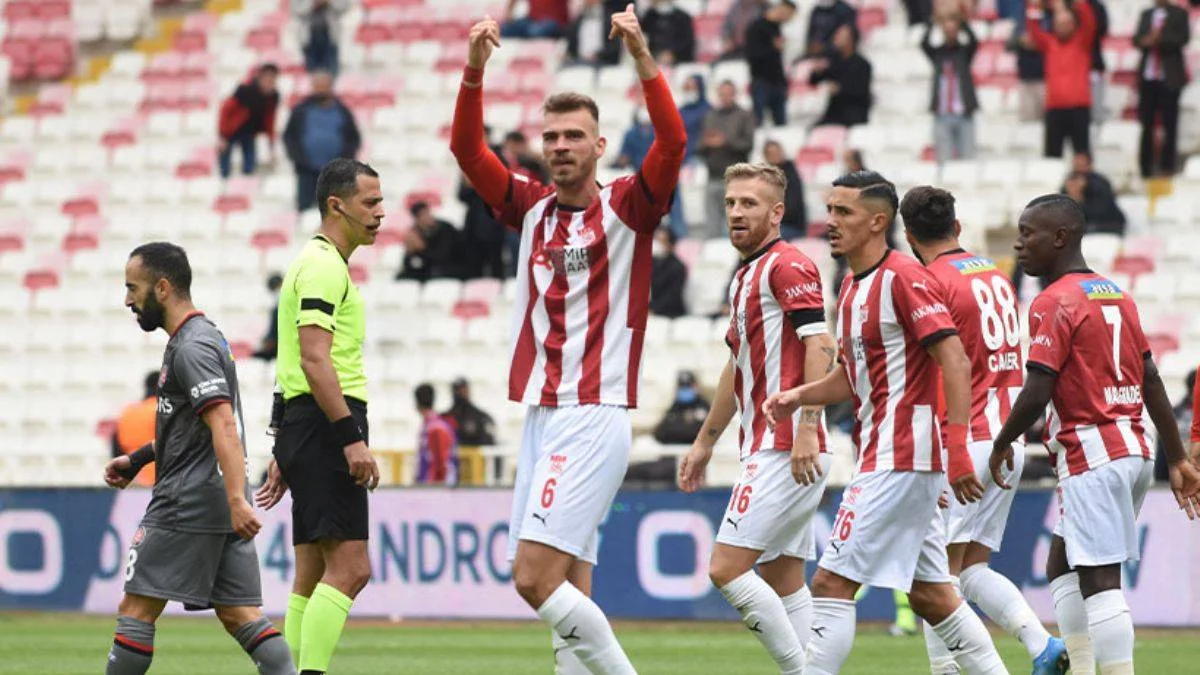 Sivasspor, Karagümrük'ü net skorla geçti