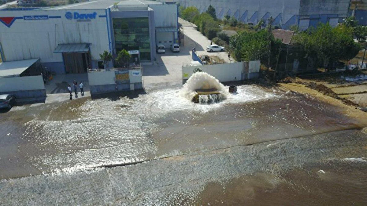 Sultanbeyli'de boru patladı: Cadde ve fabrika bahçesi göle döndü