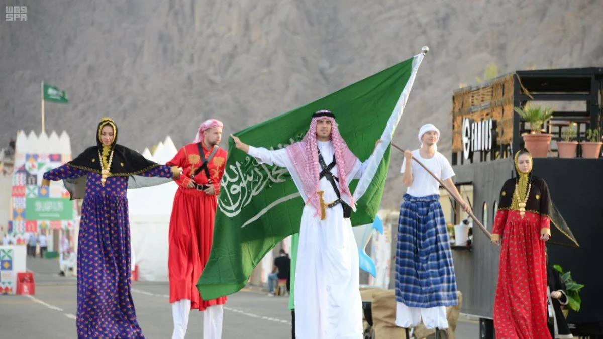 Suudi Arabistan'daki devlet töreninde kadınların dansına tepki