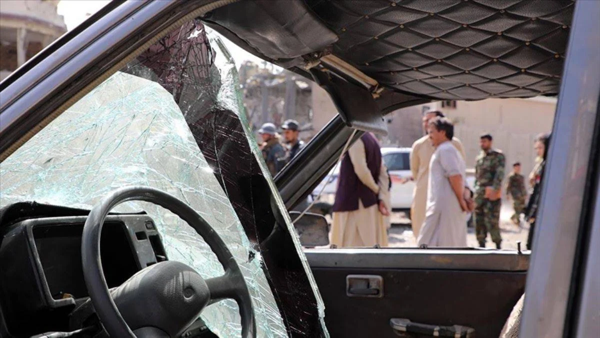 Taliban'a ait araca bombalı saldırı: 2 ölü