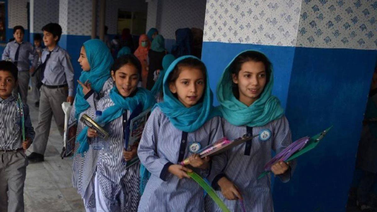 Taliban: Güvenli ortam sağlandıktan sonra kız çocukları okula dönebilir