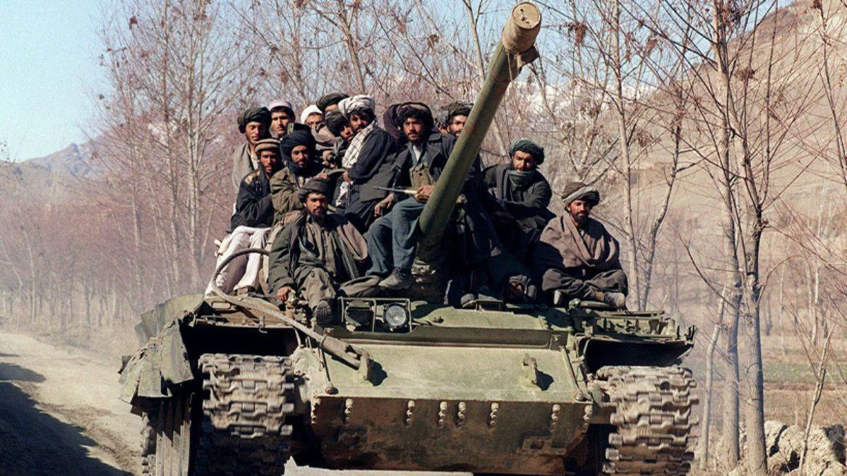 Taliban tankları Tacikistan sınırında! Rusya alarma geçti