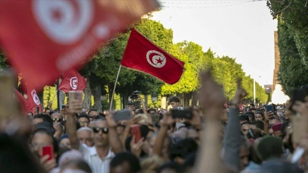 Tunus'ta 5 parti Said'e karşı çıkış yaptı